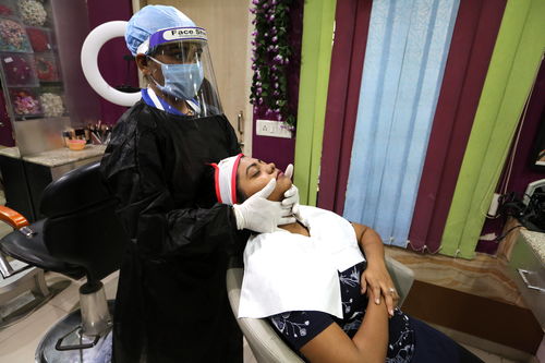 印度疫情趋缓 部分地区逐步放松防疫措施 美容服务行业迎来复苏