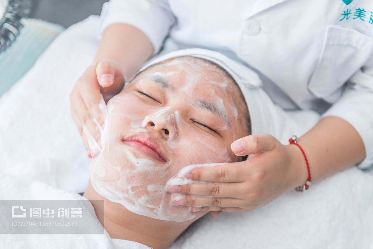 美容技师为顾客涂抹洁面泡沫 专业细节打造优质美容服务